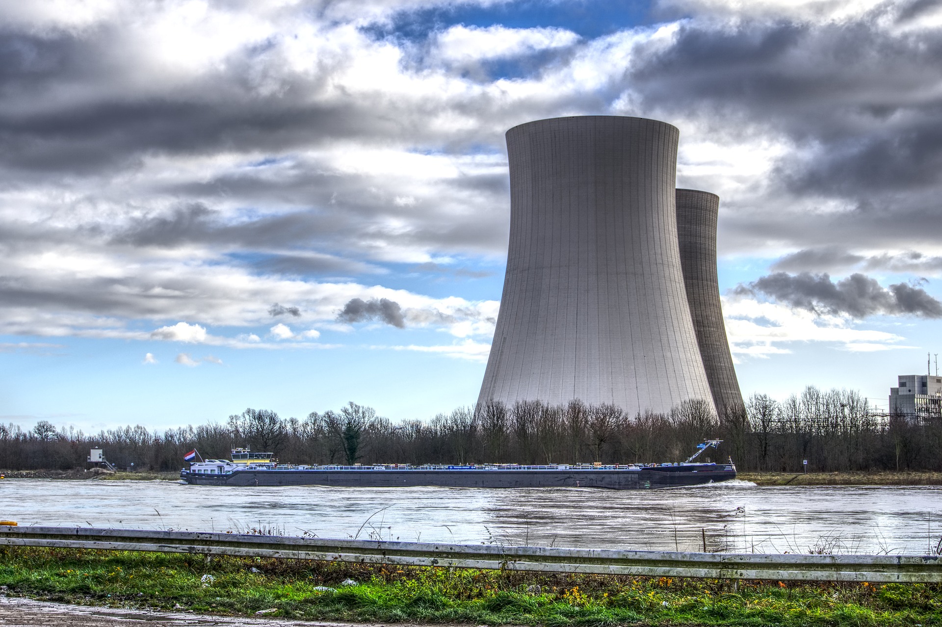 What Advantages does Nuclear Power have Over Fossil Fuels?