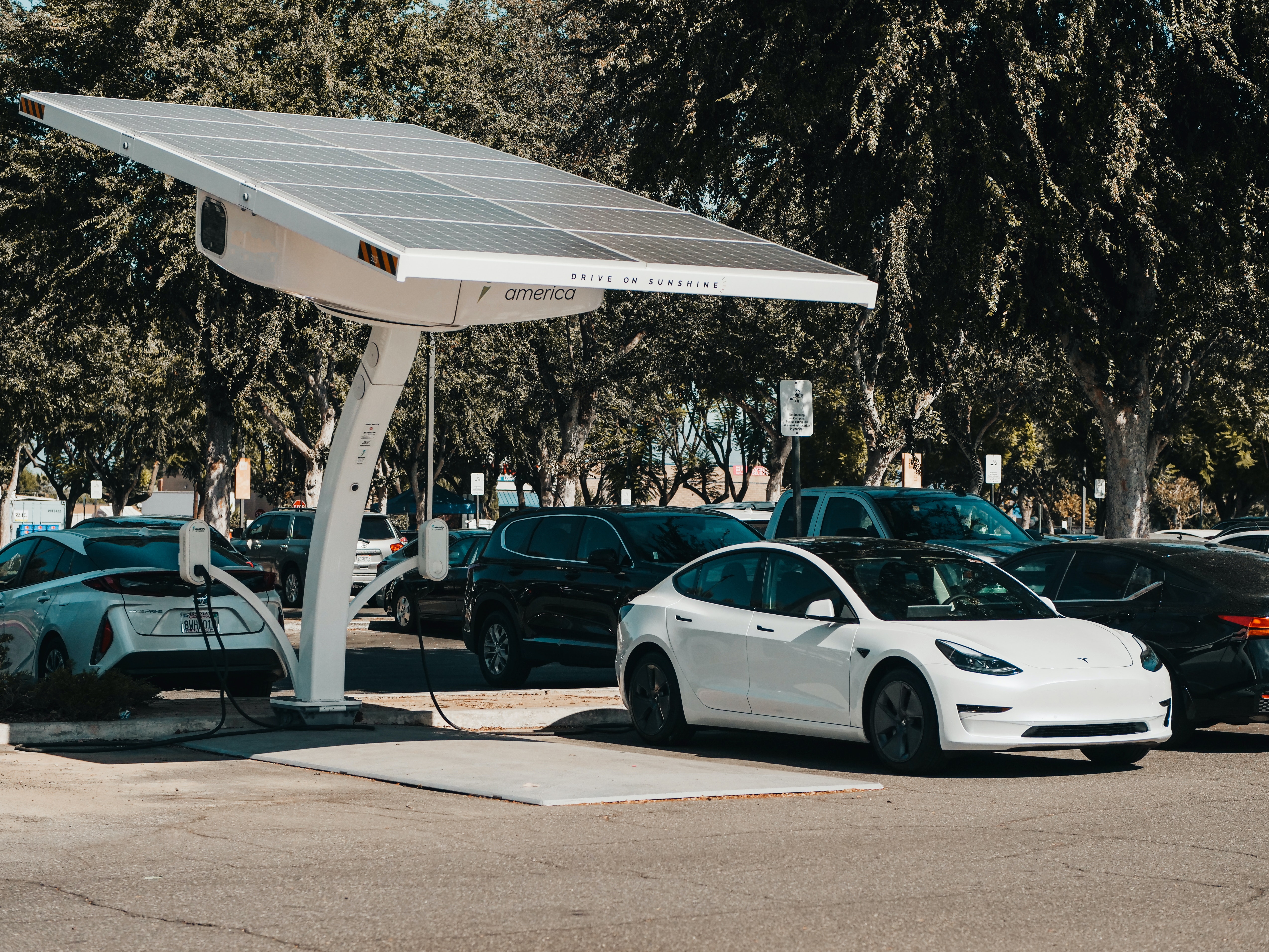 Is it practical to install solar panels on electric cars?